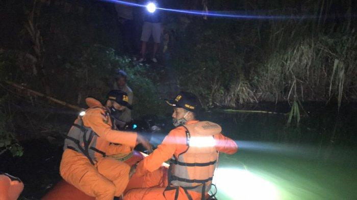 Tim SAR melakukan pencarian korban pemancing tenggelam di danau bekas gallian pasir di Cisauk, Kabupaten Tangerang, Rabu (28/10/2020) malam.