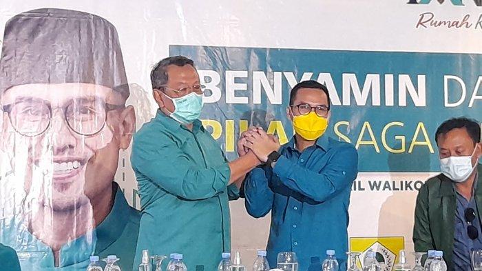 Calon Wali Kota dan Wakil Walki Kota Benyamin Davnie-Pilar Saga Ichsan disambut sorak-sorai dan yel-yel dari para pendukungnya saat tiba di Posko Pemenangan Ben-Pilar, di Villa Melati Mas, Serpong Utara, Tangsel, Rabu (9/12/2020) sore. Para pendukung merayakan kemenangan Benyamin-Pilar setelah unggul dalam quick count lembaga survei.