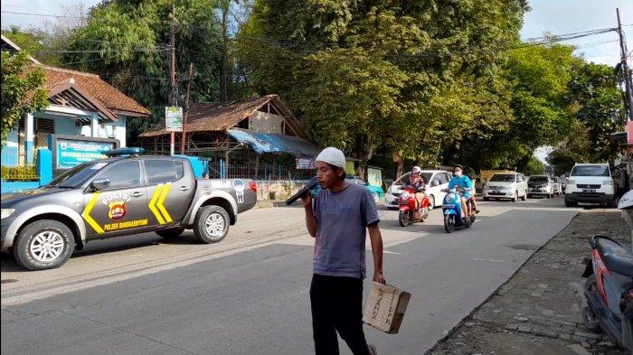 Muhamad Wardana (43) dengan keterbatasan fisik tetap mengais rezeki dengan mengamen di perempatan lampung merah Malang Nengah, Cijoro Pasir, Rangkasbitung, Kabupaten Lebak, Banten, Sabtu (13/2/2021).