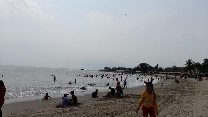 Pengunjung berada di Pantai Fl Florida Indah, Cinangka, Kabupaten Serang, Minggu (16/5/2021) pukul 13.00.