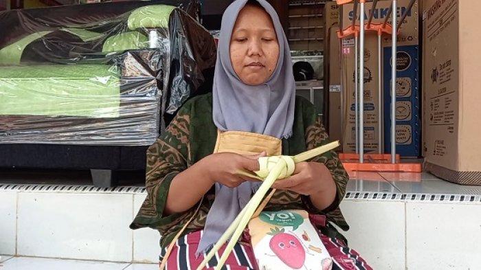 Penjual membuat cangkang ketupat sebelum dijual di Pasar Kranggot, Jalan Pasar Kranggot, Sukmajaya, Kecamatan Jombang, Kota Cilegon, Selasa (27/4/2021). Permintaan ketupat meningkat jelang tradisi Qunutan.