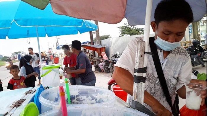 Penjual takjil di Perumahan Negara Lestari, Desa Negara, Kecamatan Kibin, Kabupaten Serang, Banten, Jumat (16/4/2021).