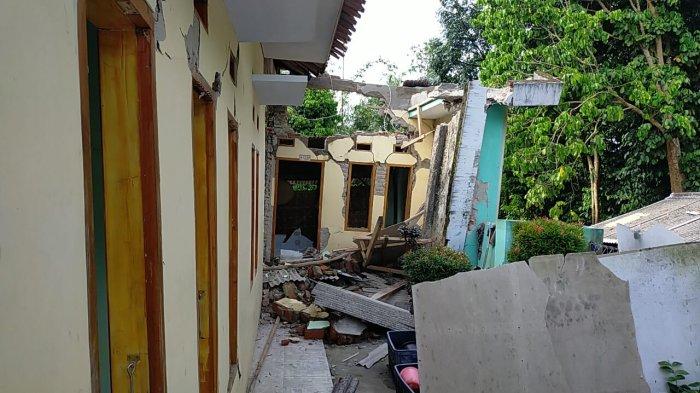 Potret kerusakan rumah akibat bencana pergeseran tanah di Kampung Kebon Kalapa, Desa Cilangkap, Kecamatan Kalanganyar, Kabupaten Lebak pada Jumat (10/6/2022) malam