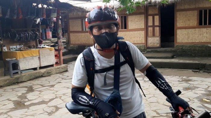 Agus Gus Indra, salah seorang pesepeda dari komunitas Gowes Kucing Tua, komunitas pesepeda yang berusia 40 tahunan ke atas di Malang, Jawa Timur saat tiba di Desa Sade, Lombok Tengah.