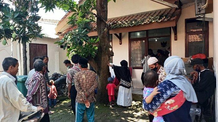 Kantor Dinas Ketahanan Pangan dan Pertanian (DKPP) Kota Cilegon di Jalan Pegantungan Baru nomor 4, Panggung Rawi, Jombang, Sukmajaya, Kecamatan Cilegon, ramai dikunjungi petani yang hendak membuat Kartu Tani Indonesia (KTI) pada Rabu (14/3/2021).