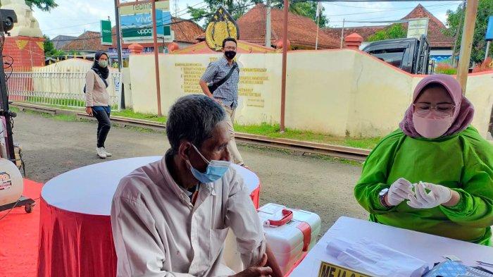 Petugas hendak menyuntikkan vaksin Covid-19 kepada lansia di Mapolsek Rangkasbitung, Kabupaten Lebak, Jumat (11/2/2022).