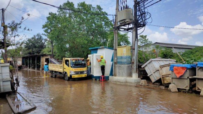 Petugas PLN memperbaiki gardu yang terdampak banjir di Tangerang dan sekitarnya.