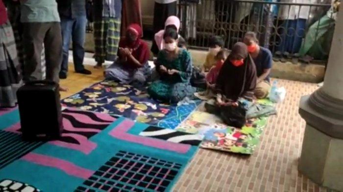 Pimpinan aliran Hakekok, Arya (baju oranye) dan belasan pengikutnya ikut berdoa saat serah terima dari Badan Koordinasi Pengawasan Aliran Kepercayaan Masyarakat (Bakorpakem) Kabupaten Pandeglang ke pengasuh Pondok Pesantren Ponpes Roudlotul Ulum, Abuya Muhtadi, di Kecamatan Cidahu, Pandeglang, Senin (15/3/2021).