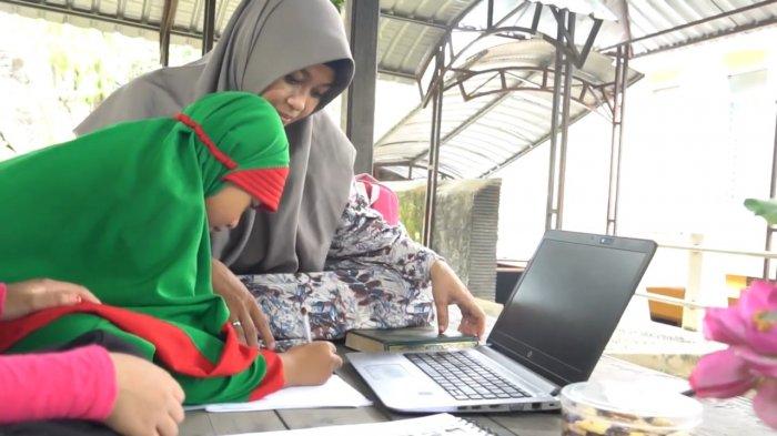 PLN menegaskan komitmen untuk menjaga keandalan pasokan listrik demi mendukung peningkatan kualitas kehidupan masyarakat. Apalagi pada masa pandemi Covid-19, listrik menjadi kebutuhan utama untuk menunjang pembelajaran anak secara daring.