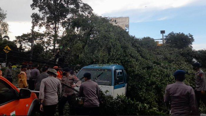 Pohon beringin tumbang dan menimpa mobil angkot di Alun-Alun Kota Serang saat hujan deras disertai angin kencang, Kamis (15/4/2021)