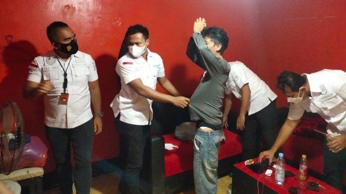 Tim dari Satresnarkoba Polres Metro Tangerang Kota menggerebek markas organisasi masyarakat (Ormas) Pemuda Pancasila (PP) di Kecamatan Cibodas, Kota Tangerang, Kamis (1/4/2021).