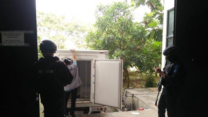 Polisi bersenjata mengawal vaksin Covid-19 di gudang Dinas Kesehatan Kota Cilegon, Sabtu (23/1/2021).
