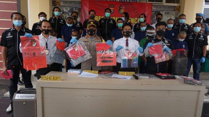 Polisi menunjukkan 11 tersangka dan barang bukti dari tujuh kasus pidana selama dua bulan terakhir, di Mapolres Lebak, Senin (15/2/2021). Di antaranya adalah kasus pencurian dan pembakaran minimarket yang dilakukan kepala minimarket itu sendiri.