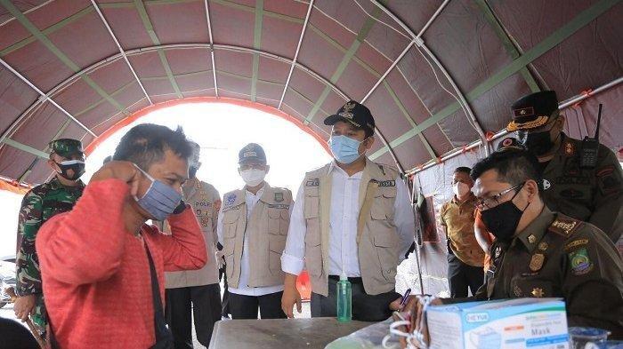 Pemerintah Kota Tangerang perketat Pemberlakuan Pembatasan Kegiatan Masyarakat (PPKM). Wali Kota Tangerang, Arief R Wismansyah di salah satut check point di jalan perbatasan yang masuk ke Kota Tangerang bersama petugas menjaring warga yang melanggar protokol kesehatan, Sabtu (6/2/2021).