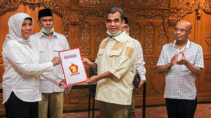 Ratu Ati Marliati dan Sekjen DPP Gerindra Ahmad Muzani saat penyerahan SK Penetapan Bacalon Wali Kota Cilegon