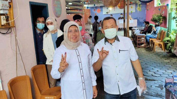 Calon wali Kota Cilegon Ratu Ati Marliati dan suami, Endang Suyanto, usai melakukan pencoblosan Pilkada Kota Cilegon di TPS 19 Masigit, Kecamatan Jombang, Kota Cilegon, Rabu (9/12/2020).