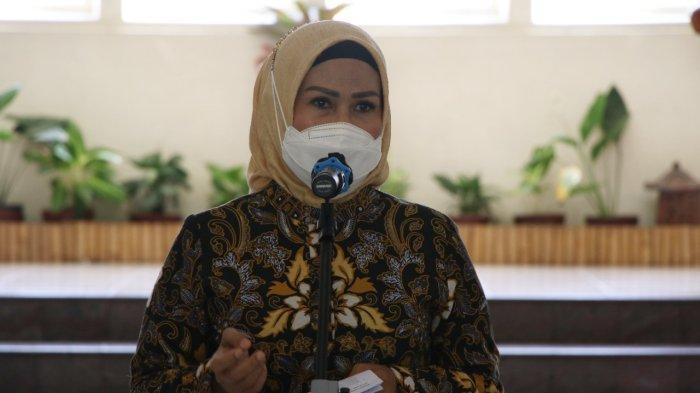 Bupati Serang Ratu Tatu Chasanah memberikan sambutan di sela penandatanganan MoU bersama Rektor Universitas Gadjah Mada (UGM) di gedung Rektorat UGM Yogyakarta, Kamis (2/12/2021).