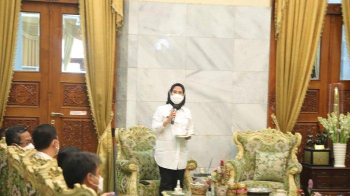 Bupati Serang Ratu Tatu Chasanah menyaksikan Memorandum of Understanding (MoU) antara Dinas Pertanian Kabupaten Serang dengan empat perusahaan bidang pertanian, Rabu (31/3/2021).