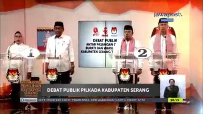Pasangan calon nomor urut 1 sekaligus petahana, Ratu Tatu Chasanah-Pandji Tirtayasa dan paslon nomor turut 2 selaku penantang, Nasrul Ulum-Eki Baihaki menyanyikan Indonesia Raya saat awal debat debat publik kedua Pilkada Kabupaten Serang yang disiarkan stasian televisi, Rabu (25/11/2020) malam.