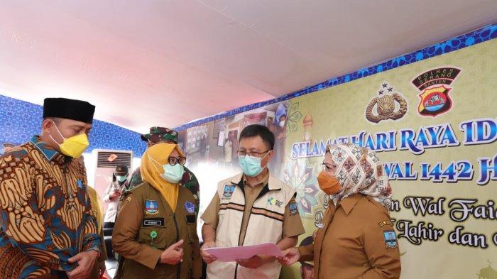 Bupati Serang Ratu Tatu Chasanah meninjau Pos Pengamanan (Pospam) Idul Fitri di pintu masuk Tol Ciujung dan Jalan Raya Jakarta-Tangerang, Cikande, Senin (10/5/2021).