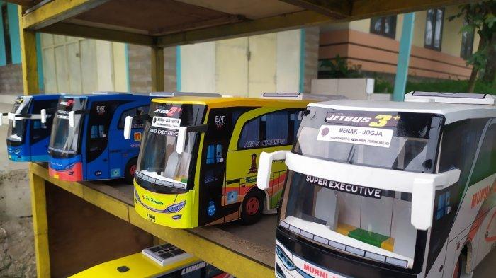 Sejumlah replika bus pariwisata berjejer rapi di atas rak kayu berwarna kuning dijual di pinggir Jalan Serang-Pandeglang Km 09, Kota Serang, Kamis (21/1/2021).