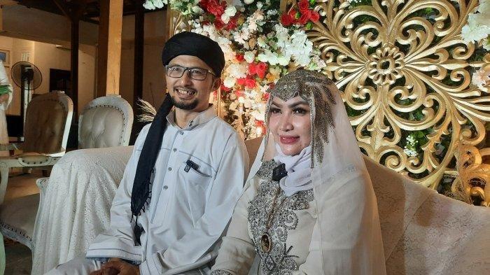 Roro Fitria dan Andre Irawan usai menggelar pengajian menjelang pernikahan mereka di kediaman Roro Fitria di kawasan Jagakarsa, Jakarta Selatan, Jumat (25/12/2021) malam.