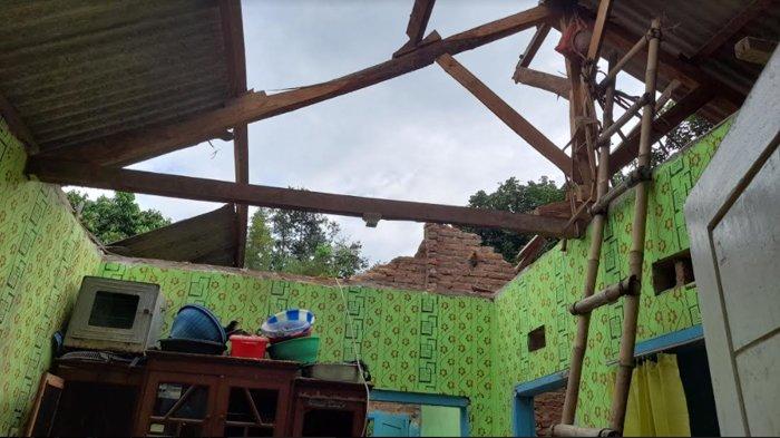 rumah warga warga Kampung Celincing Pasir Kali Rt 01/06 Kelurahan Tembong, Kecamatan Cipocok Jaya, Kota Serang, Banten rusak berat tertimpa pohon