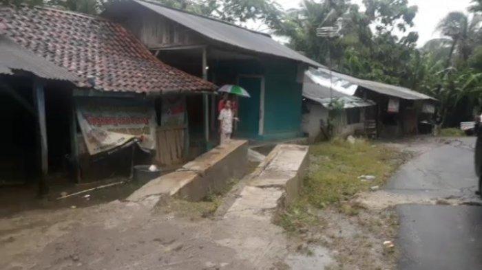 Pergerakan tanah membelah sebuah jalan di Kecamatan Cibeber, Kabupaten Lebak, Sabtu (3/4/2021).
