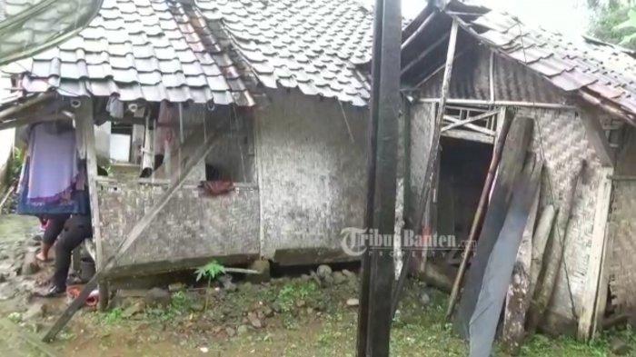 Rumah pelajar bernama Siti Nuraida (16) di Desa Cimanggu, Kecamatan Sumur, Kabupaten Pandeglang, Rabu (7/4/2021), tampak reyot dan lapuk. Aida sejak usia tiga tahun sudah ditinggal ibundanya yang meninggal dunia dan ayahnya yang menikah lagi.