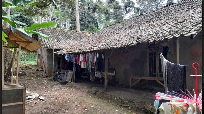 Rumah warga di Kampung Cimuncang, RT 01/RW 05, Desa Desa Sudimanik, Kecamatan Cibaliung, Kabupaten Pandeglang, Banten tinggal dalam keterbatasan tanpa aliran listrik