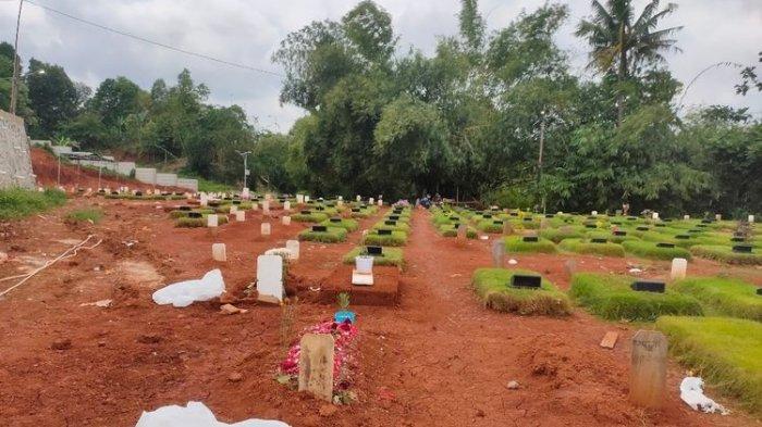 Sampah Alat Pelindung Diri (APD) berserakan di makam jenazah Covid-19 TPU Jombang, Ciputat, Tangerang Selatan, Senin (18/1/2021)