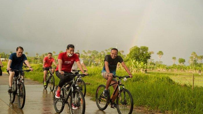 Menparekraf Sandiaga Uno bersepeda di sela kunjungan kerja di Tanjung Lesung, Pandeglang, Kamis (23/12/2021).