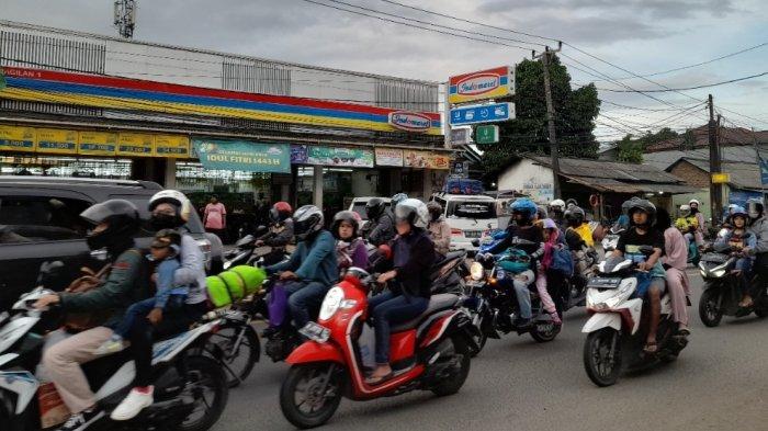 Sejumlah kendaraan pemudik dari arah Pelabuhan Merak mulai melewati jalur arteri Kabupaten Serang, Rabu (