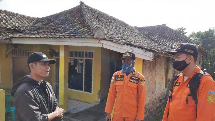 TIm Basarnas Banten melakukan pencarian korban hilang, seorang lansia, Siti Robiatul Adawiyah (64), di perkebunan Blok Sangyangdora RPH Pandenglang, Desa Sukarena Kecamatan Ciomas, Kabupaten Serang, pada Jumat (13/11/2020). Nenek tersebut hilang di area perkebunan itu sejak tiga hari sebelumnnya.