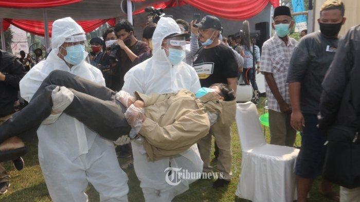 SIMULASI PEMUNGUTAN SUARA - KPU Kota Tangerang Selatan, menggelar simulasi pemungutan suara pemilihan Wali Kota dan Wakil Wali Kota Tangerang Selatan, di lapangan PTPN VIII, Serpong, Sabtu (12/9/2020). Simulasi ini sebagai persiapan Pilkada Serentak 2020 yang dilangsungkan bersamaan pandemi Covid-19 pada 9 Desember mendatang.