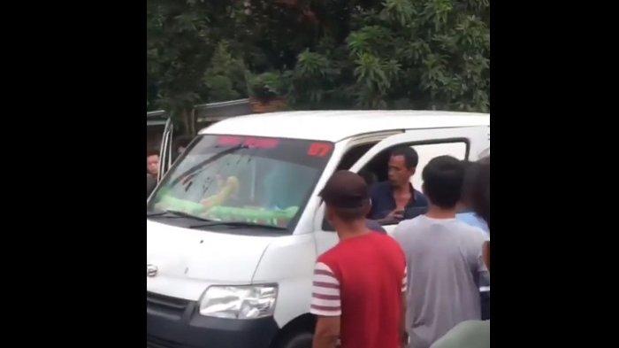 Pengendara Grand Max diamankan polisi dan warga usai menusuk sopir bus Murni Jaya jurusan Labuan-Kalideres di Jalan Rayu Labuan-Pandeglang, Saketi, Kabupaten Pandeglang, Banten, Jumat (21/5/2021) petang. Sebelumnya, bus tersebut sempat menyenggol kendaraan pelaku saat mendahului.
