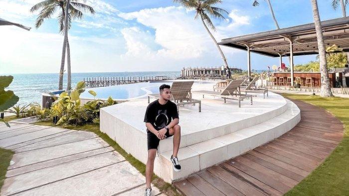 Suasana kolam renang Kadena Glamping Dive Resort yang menghadap langsung ke pantai pribadi.