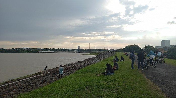 Suasana ngabuburit di Waduk Krenceng yang berada di Jalan Kerenceng-Cimerak, Kebonsari, Kecamatan Citangkil, Kota Cilegon, Banten, Rabu (14/4/2021).