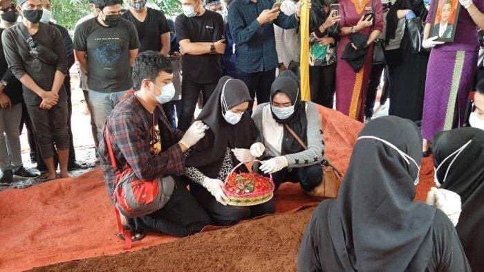 Aldha Refa, istri Okky Bisma, pramugara Sriwijaya Air SJ-182 di pemakaman TPU Balekambang, Kramat Jati, Jakarta Timur, Kamis (14/1/2021).