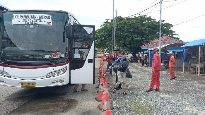 Suasana Terminal Terpadu Merak di Jalan RE Martadinata nomor 1 Kelurahan Tamansari, Kecamatan Pulau Merak, Kota Cilegon, Banten, Sabtu (10/4/2021).