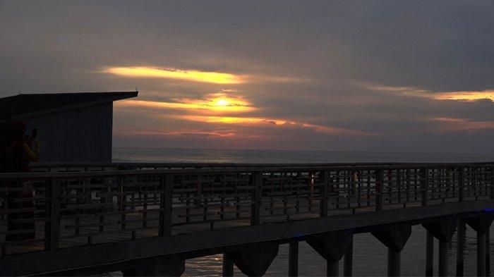 Pemandangan sunset di Pantai Anyer, Kabupaten Serang