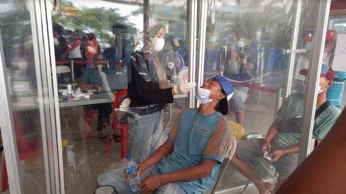 Sejumlah sopir truk pengangkut logistik dan ekspedisi menjalani swab antigen di Pelabuhan Merak, Cilegon, Banten, Senin (19/7/2021)