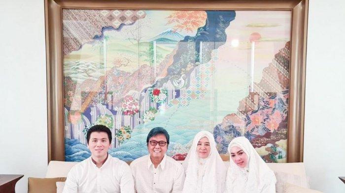 Penyanyi Syahrini dan suami, Reino Barack bersama keluarga merayakan Idul Fitri di rumah, Minggu (24/5/2020).