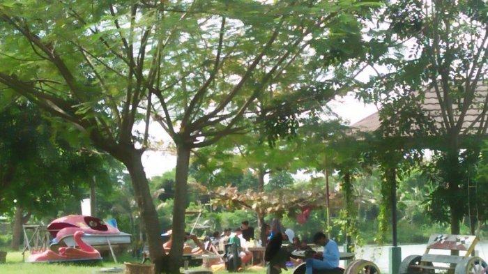 Pengunjung menikmati fasilitas taman bermain di kawasan ekowisata Danau Situterate, Desa Situterate, Kecamatan Cikande, Kabupaten Serang, Sabtu (16/1/2021). - Danau Situterate Cikande Kembali Dibuka dengan Pengunjung Terbatas, Ada Bebek-bebekan dan Taman