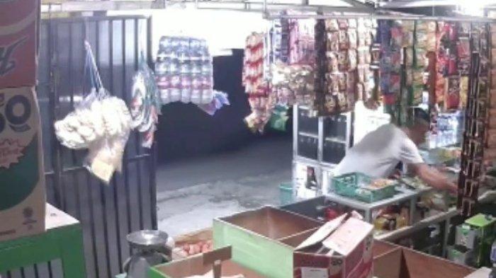 Tangkapan layar rekaman CCTV aksi pencurian di warung kelontong kawasan Pondok Jagung, Serpong Utara, Kota Tangsel dengan modus berpura-pura menjadi pembeli.