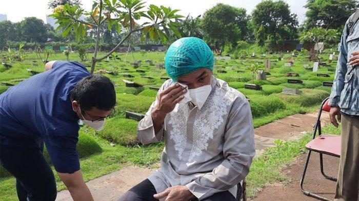 Teddy Syah saat prosesi pemakaman istri, Rina Gunawan, di TPU Tanah Kusir, Rabu (3/3/2021).