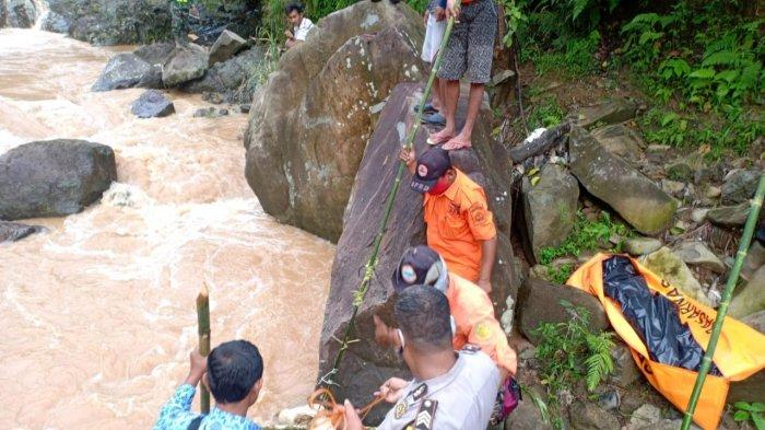 Tim SAR dan relawan BPPD mengevakuasi potongan tubuh manusia di Bendungan PLTA Pasir Gombong Sungai Cimadur, Lebak pada Kamis (17/12/2020).