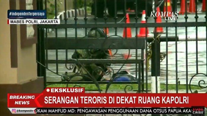 jasad terduga teroris yang menyerang Mabes Polri sedang diperiksa oleh anggota Tim Gegana