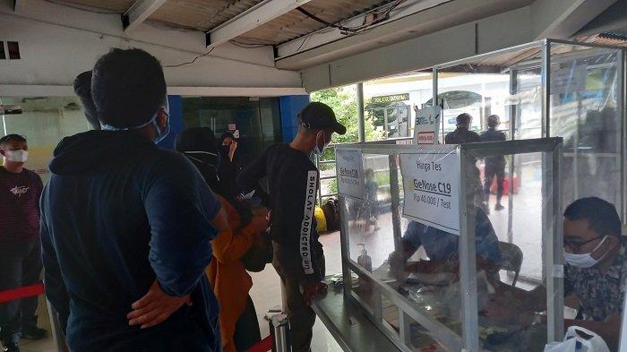 Calon penumpang pejalan kaki mengantre mengikuti tes GeNose C19 di depan loket dermaga reguler Pelabuhan Merak, Cilegon, Banten, Senin (3/5/2021).
