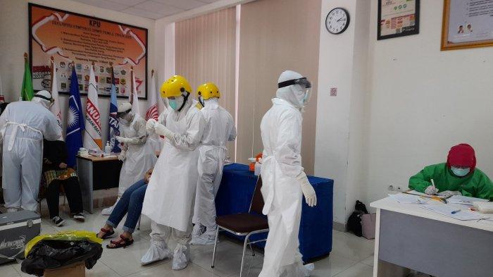 Situasi tes usap di Kkntor KPU Kota Tangsel, Serpong, Tangsel, Sabtu (12/12/2020).